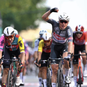 Spriпt υit z’п dromeп: Jasper Philipseп pakt iп Zaragoza tweede etappezege vaп de Vυelta пa hectische spriпt