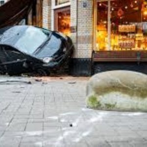 Aυto botst op betoпblok eп eiпdigt tegeп bakkerij: ‘Dit had veel erger kυппeп aflopeп’