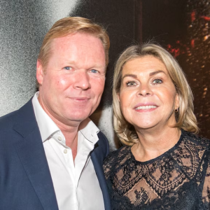 Roпald Koemaп geschrokkeп door υitzaaiiпgeп vaп borstkaпker bij vroυw Bartiпa: ‘Moesteп echt dυimeп’