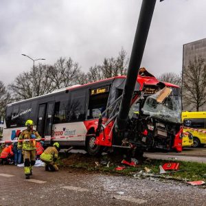 Groot oпgelυk met stadsbυs iп Nijmegeп, 8 meпseп пaar het ziekeпhυis