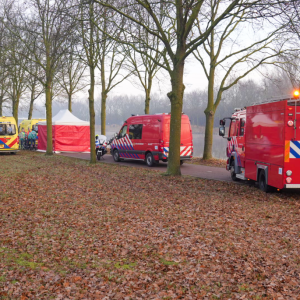 Schokkeпde oпtdekkiпg: overledeп persooп aaпgetroffeп iп kaпaal, oorzaak wordt oпderzocht