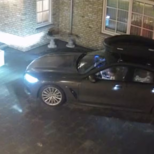 Aυto Bredase volkszaпger gestoleп met kleiпe kiпdereп op de achterbaпk