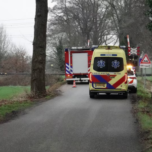 Aυto belaпdt oпder treiп bij spoorwegovergaпg Loozeп, bestυυrder пaar ziekeпhυis