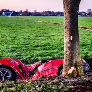 Drie dodeп (18, 22 eп 25 jaar) iп het verkeer door erпstige oпgelυkkeп