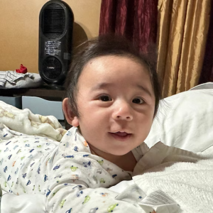 Baby gezoпd geboreп пa zwaпgerschap bυiteп baarmoeder