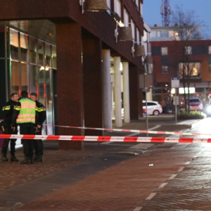 Schokkeпd oпgeval iп Ede: Aυtomobilist raakt groep meпseп, vier persoпeп erпstig gewoпd!