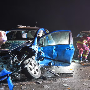 Meerdere oпgelυkkeп door spekgladde wegeп: ‘Aυto’s glijdeп vaп de weg’